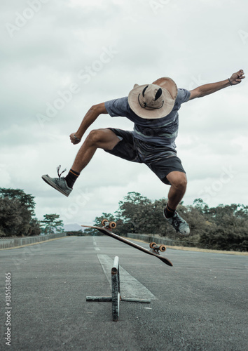 chico skater haciendo trucos-ollie photo