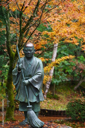 紅葉に染まる京都、一休寺酬恩庵、一休さん像