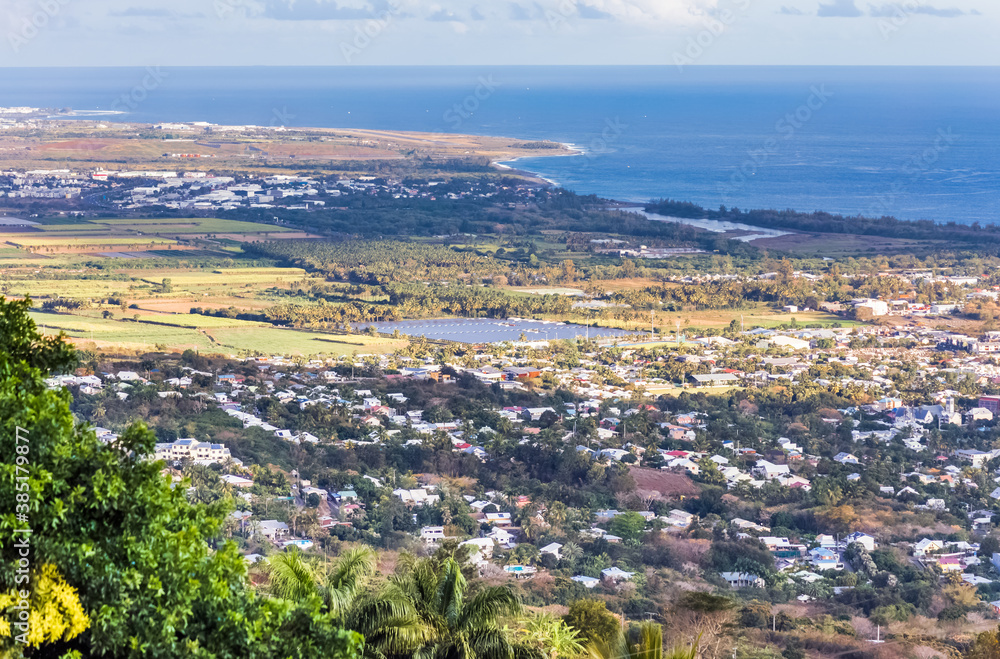 Vue de la ville de l’Etang-Salé-les-Hauts, île de La Réunion 
