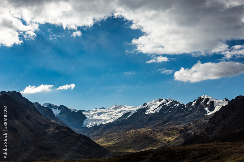 Nevados y montañas andinas con cielo azul
Nevados y montañas andinas con cielo azul