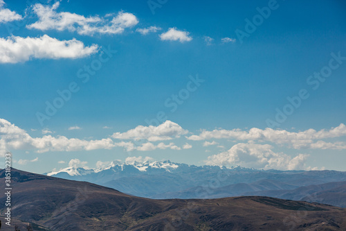 Nevados y montañas andinas con cielo azul 