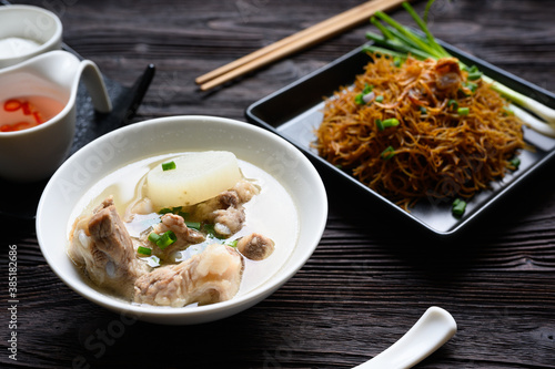 Rice noodles with pork bone stock