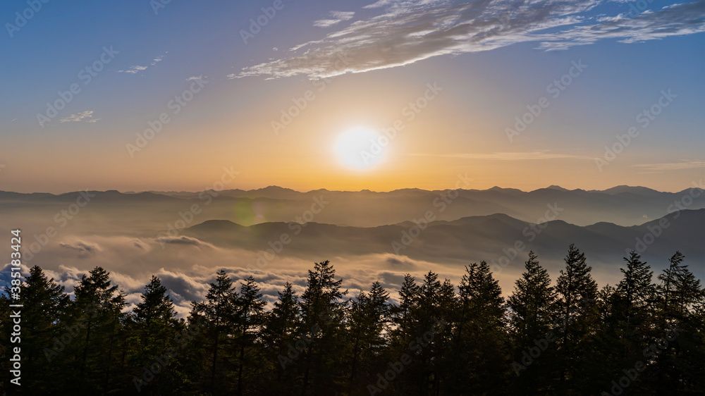 Obraz premium 雲海が広がる山並みと夕日／富士山四合目（The view From Mt.Fuji in Japan）