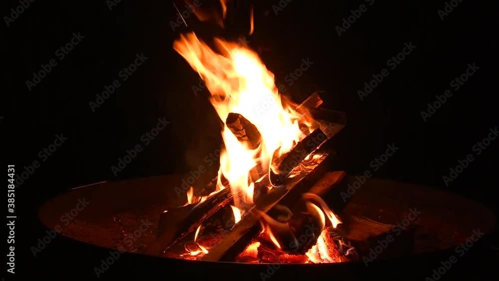 Knisterndes Lagerfeuer in dunkler Nacht (Originalton)