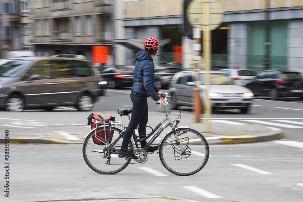 velo cycliste circulation ville environnement urbain casque femme
