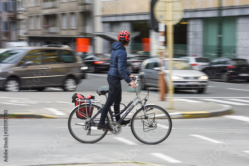 velo cycliste circulation ville environnement urbain casque femme  © JeanLuc