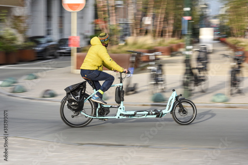 velo cycliste circulation ville environnement urbain cargo