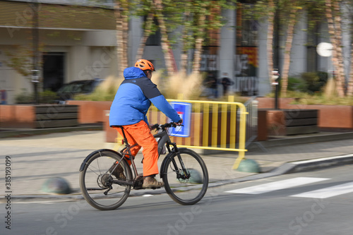 velo cycliste circulation ville environnement urbain casque