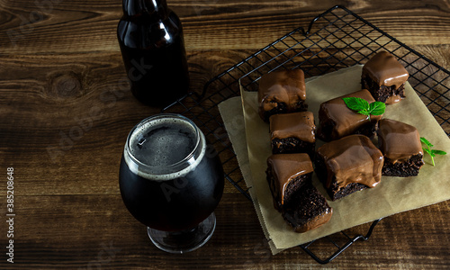 Photo Craft stout beer with chocolate brownies.