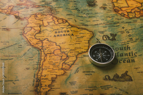 Billede på lærred Old compass discovery on vintage paper antique world map background, Retro style