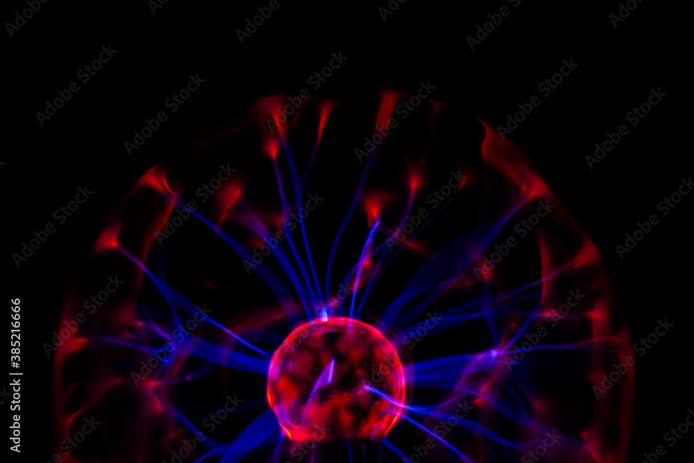 Fototapeta premium elektrisches Plasma in einer Glaskugel, mit Blitzen