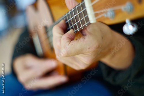 person playing the ukulele guitar