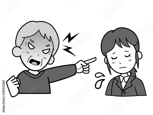 スーツ姿の若い会社員女性を怒鳴りつけるおじいさん