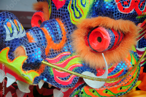 中華街の春節パレードの竜の舞 © Paylessimages
