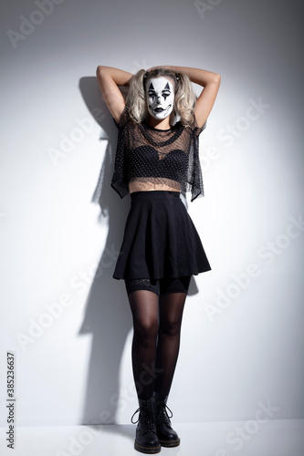 Halloween Clown Frau Gesicht in Fashion Porträt