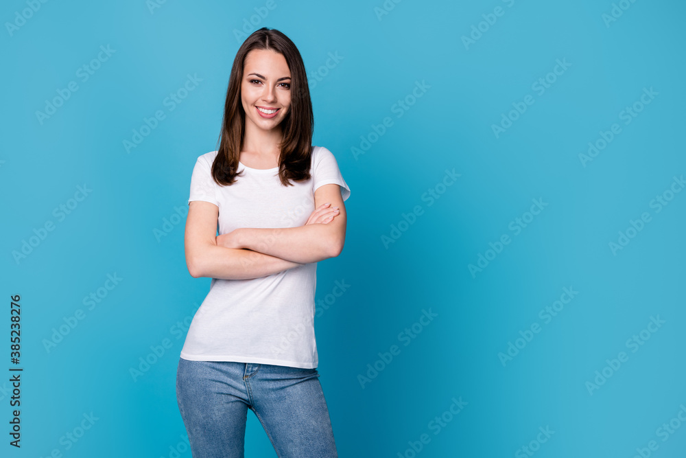 Photo of pretty attractive business lady hold arms hands crossed worker successful career beaming smile top manager wear casual white t-shirt jeans isolated blue color background Photo of pretty attractive business lady hold arms hands crossed worker successful career beaming smile top manager wear casual white t-shirt jeans isolated blue color background