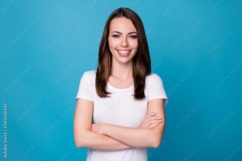 Photo of attractive confident lady hold arms hands crossed bossy worker intelligent person successful career team member wear casual white t-shirt isolated blue color background Photo of attractive confident lady hold arms hands crossed bossy worker intelligent person successful career team member wear casual white t-shirt isolated blue color background