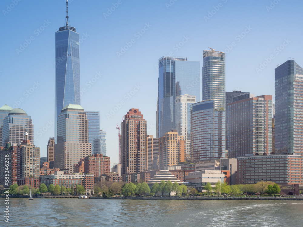 Obraz premium Shot of the skyline of New York City from the Hudson river, with skyscrapers of the downtown district and Wall Street