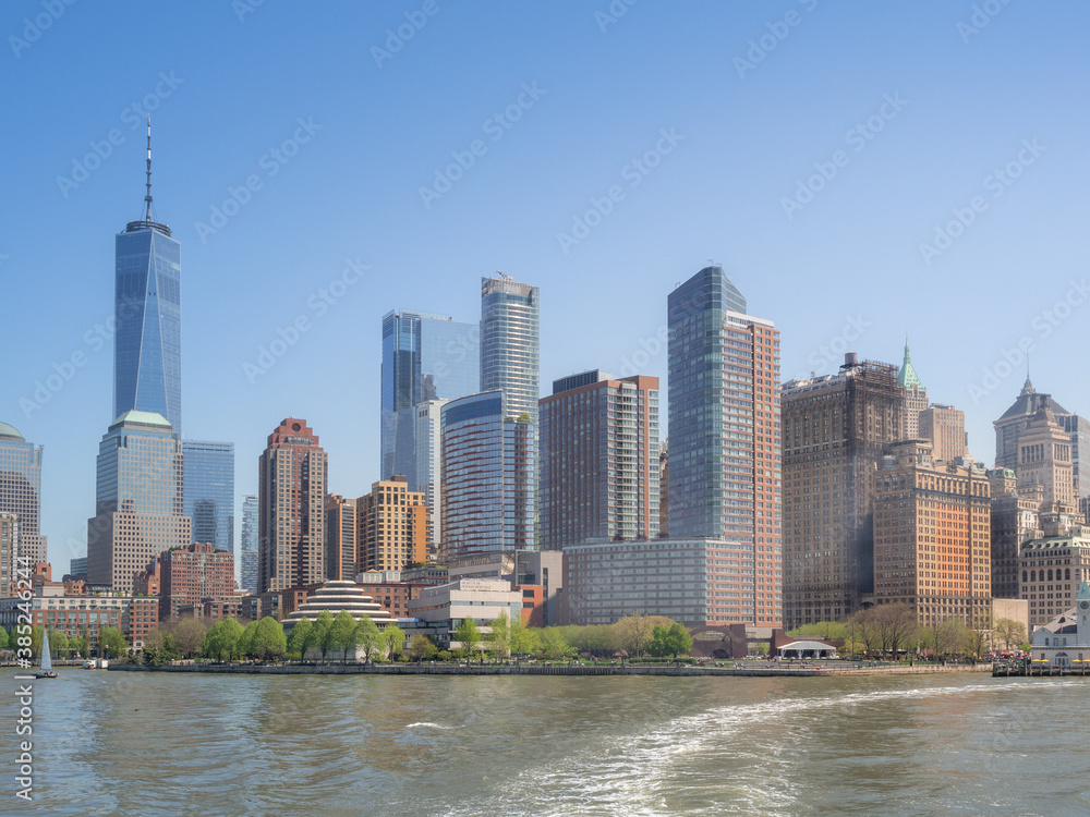 Obraz premium Shot of the skyline of New York City from the Hudson river, with skyscrapers of the downtown district and Wall Street