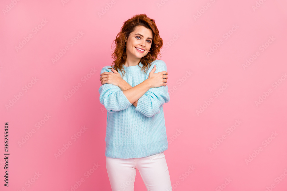 Portrait of her she nice-looking attractive lovely pretty cute shine cheerful cheery wavy-haired girl embracing herself knitted sweater isolated over pink pastel color background Portrait of her she nice-looking attractive lovely pretty cute shine cheerful cheery wavy-haired girl embracing herself knitted sweater isolated over pink pastel color background