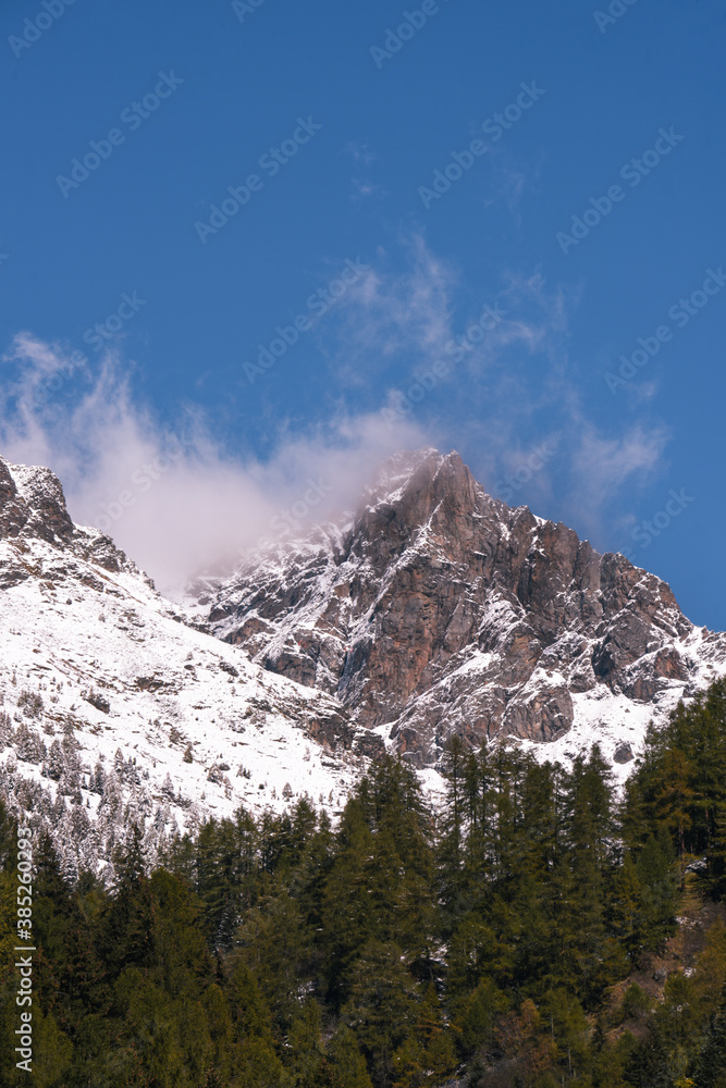 cima neve innevata alta montagna neve nuvola nuvole escursione alta montagna roccia 