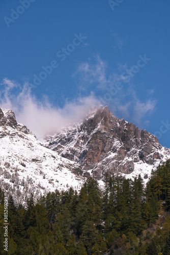 cima neve innevata alta montagna neve nuvola nuvole escursione alta montagna roccia 