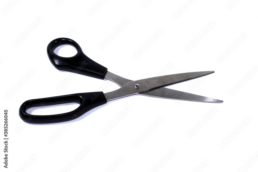 Tesoura de metal com cabo de plástico em fundo branco Tesoura de metal com cabo de plástico em fundo branco