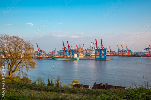 Aussicht auf Hafenkräne im Hamburger Hafen