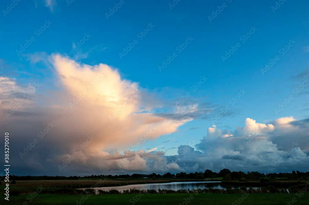 Abendstimmung über dem Holmer See bei Kosel an der Schlei, Halbinsel Schwansen, Kreis Rendsburg-Eckernförde, Schleswig-Holstein Abendstimmung über dem Holmer See bei Kosel an der Schlei, Halbinsel Schwansen, Kreis Rendsburg-Eckernförde, Schleswig-Holstein