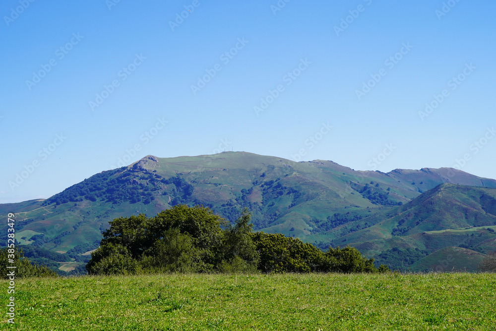 Vue sur la montagne Baïgura, depuis le mont Ursuya, au Pays Basque 