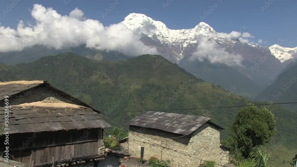 Village. Habitat Népal sur fond Himalaya Village. Habitat Népal sur fond Himalaya