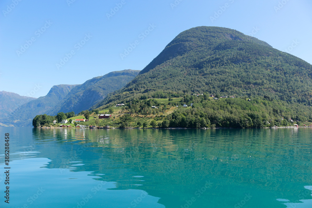 Ein Berg in Norwegen, im Vordergrund ist sehr blaues Wasser