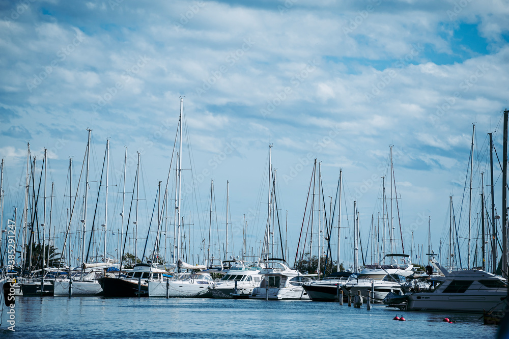 Vue panoramique sur un port Méditerranéen avec des bateaux