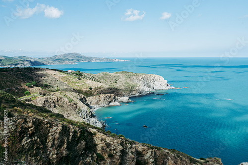 Vue panoramique sur la côte rocheuse de la mer Méditerranée © PicsArt