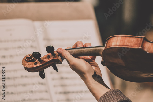 Fotografie Close frame for the hand of a violinist of a symphony orchestra