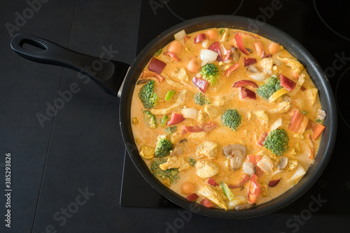 Gesundes rotes Thai Curry, Low Carb Gemüsepfanne, Hähnchenpfanne Tom Yum Suppe mit Kurkuma