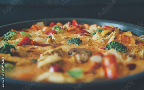 Gesundes rotes Thai Curry, Low Carb Gemüsepfanne, Hähnchenpfanne Tom Yum Suppe mit Kurkuma