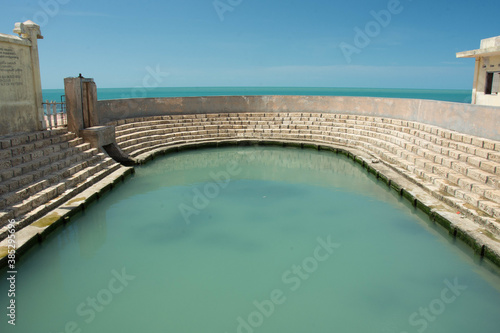 Foto View on the Keerimalai Hot Springs on the northern coast of Jaffna, Sri Lanka