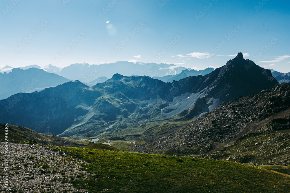 Obraz premium Panorama sur les montagnes alpines en France