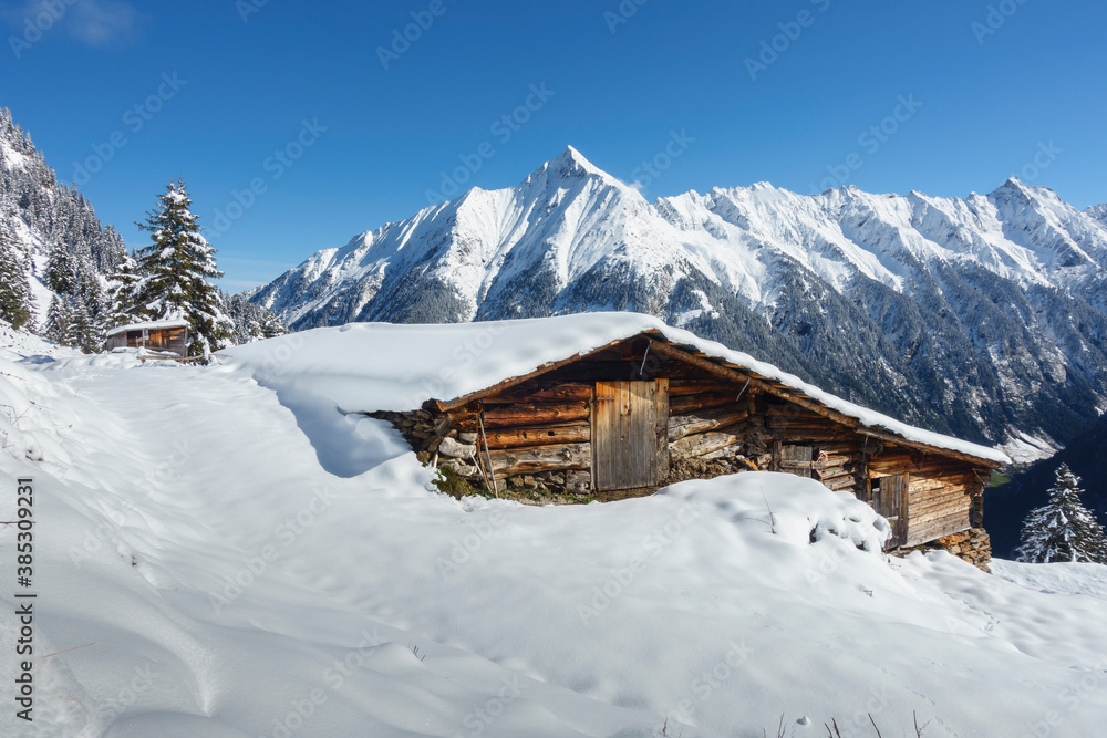 eingeschneite Berghütte in den tiroler Bergen