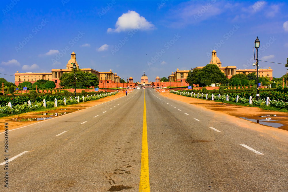 Fototapeta premium Rajpath 'King's Way' is a ceremonial boulevard in Delhi that runs from Rashtrapati Bhavan on Raisina Hill through Vijay Chowk and India Gate to National Stadium at New Delhi, India.
