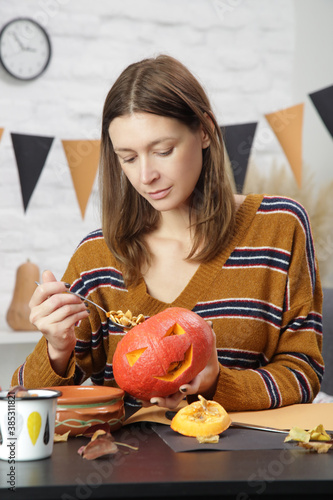 Obraz na plátně Young woman making Halloween decorations at home