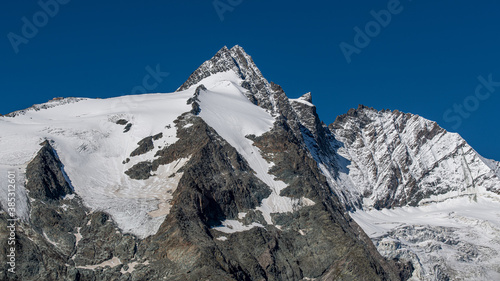 Gipfel des Großglockner, 3798 m, höchster Berg Österreichs, Europa, bei strahlend blauem Himmel photo