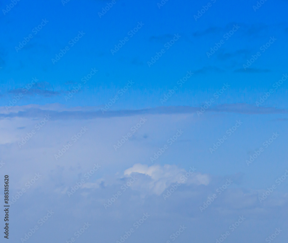Obraz premium Image of a partly cloudy and partly clear sky during the day