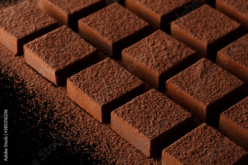 タイル形のチョコレート（正方形の生チョコレート）