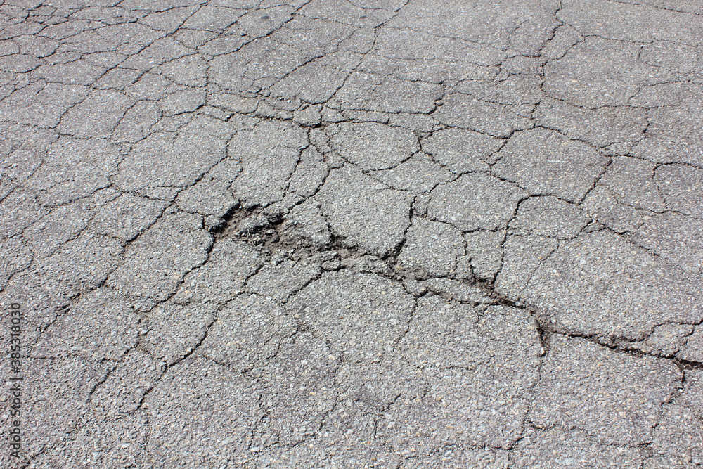 Obraz premium ひび割れたアスファルトの道路