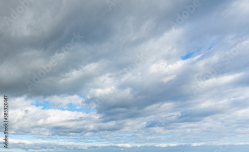 Foto Image of a partly cloudy and partly clear sky during the day