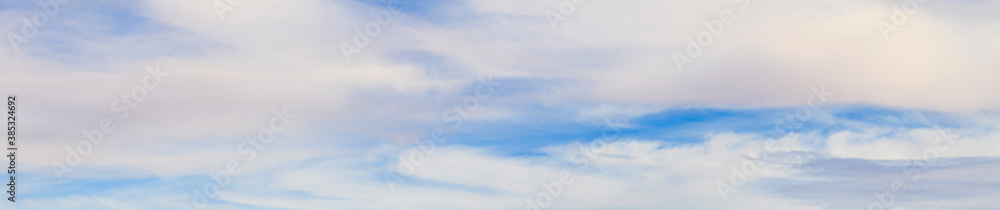 Obraz premium Image of a partly cloudy and partly clear sky during the day