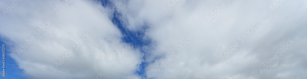 Obraz premium Image of a partly cloudy and partly clear sky during the day