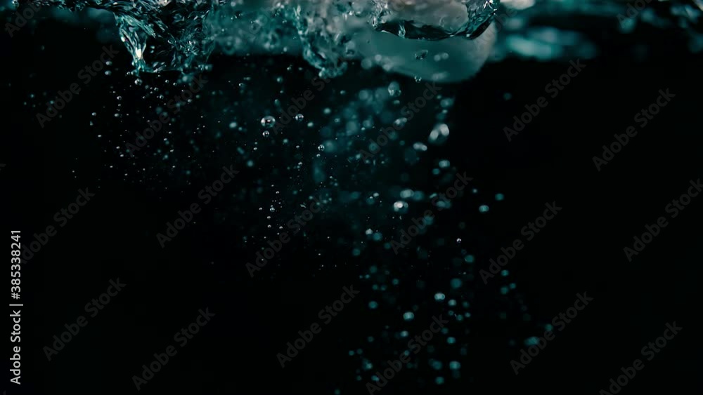Hongos cayendo en agua sumerfiendose. 240 Fps HD Hongos cayendo en agua sumerfiendose. 240 Fps HD